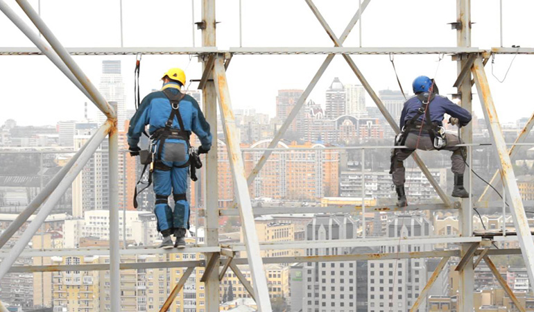Cordiste réparant une grue sur Paris